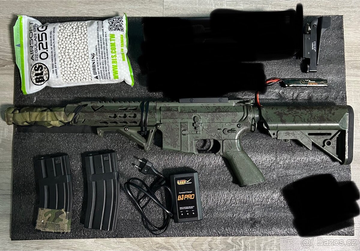 Airsoft modifikovanou zbraň s doplňkama