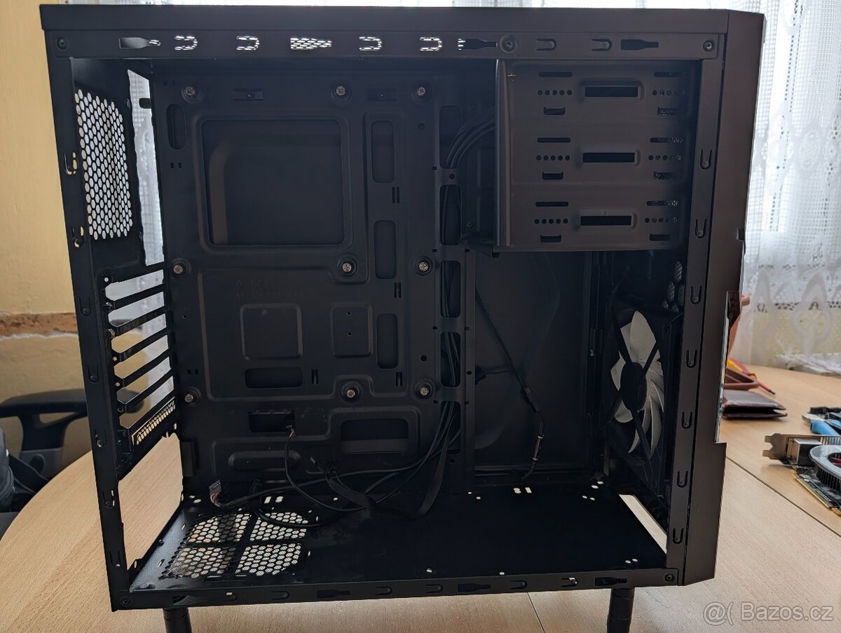PC Skříň od Thermaltake Versa - Průhledná bočnice