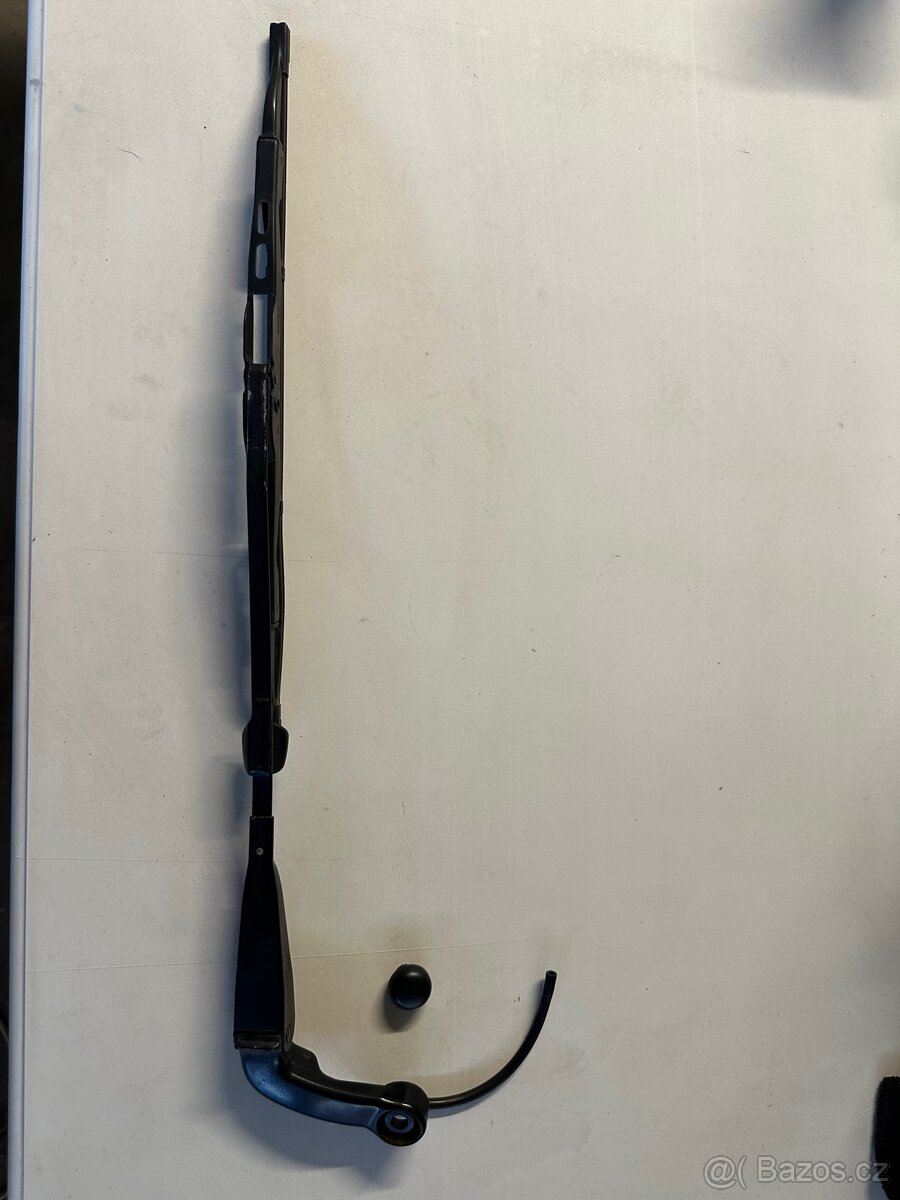 Nissan patrol y61 zadní stěrač