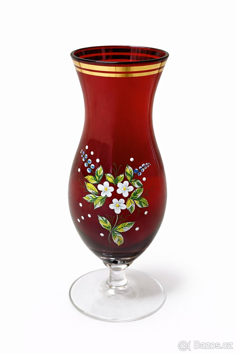 krásná skleněná váza ze sklárny z Kamenice nad Lipou