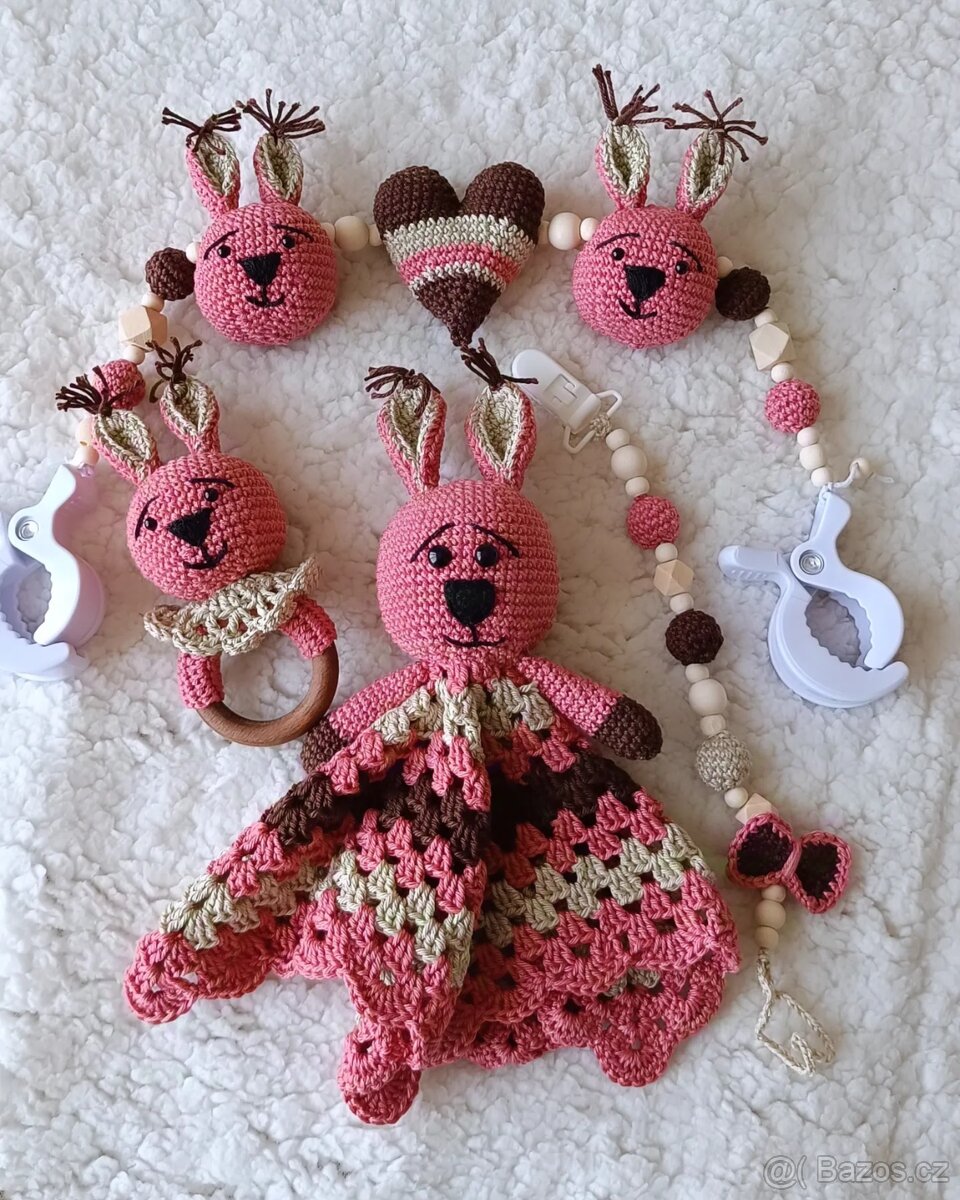 Háčkovaná sada pro miminko veverka