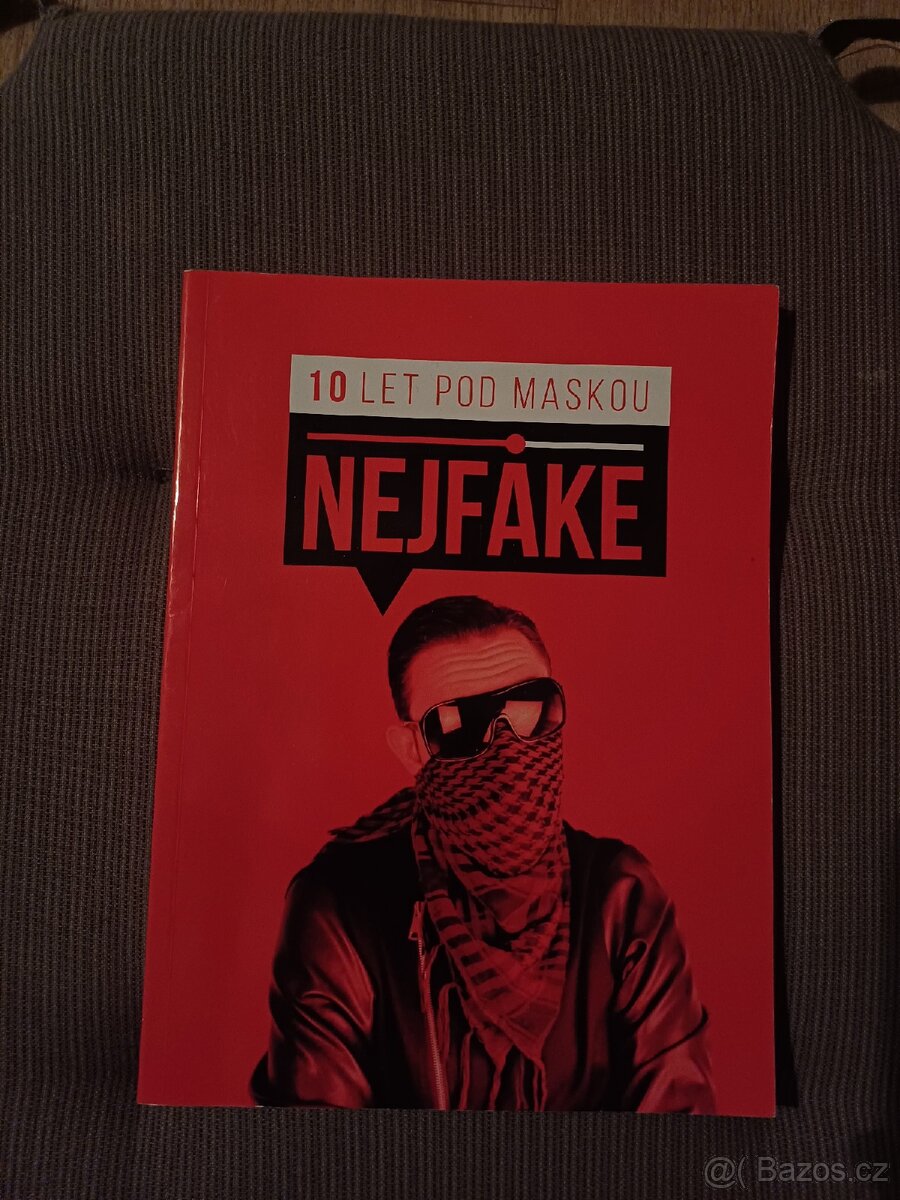 Prodám knihu NEJFAKE 10 LET POD MASKOU + kniha dárek ode mě
