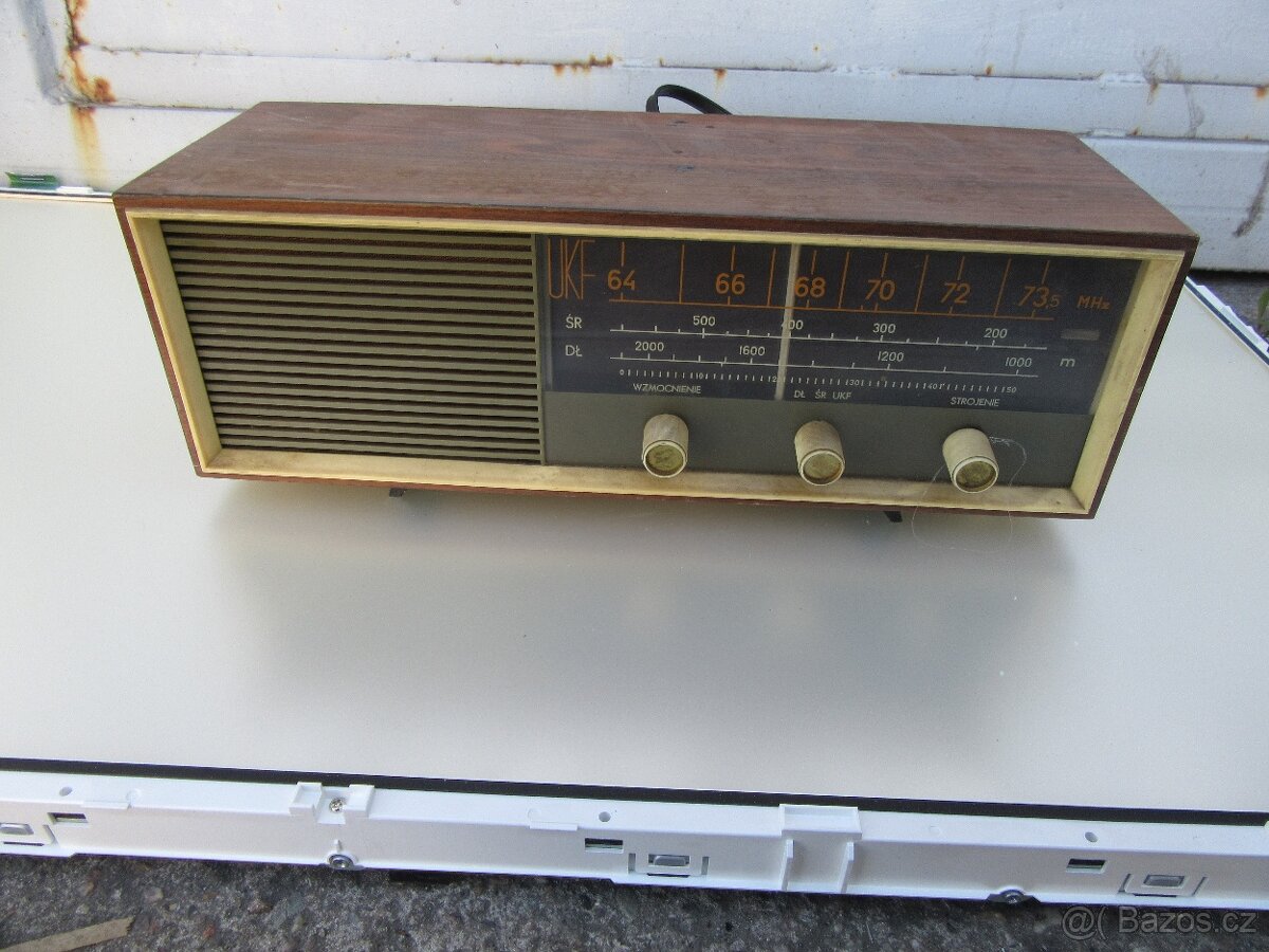 Nabízím retro radio ATUT-65. Radio je funkční. Potenciometry