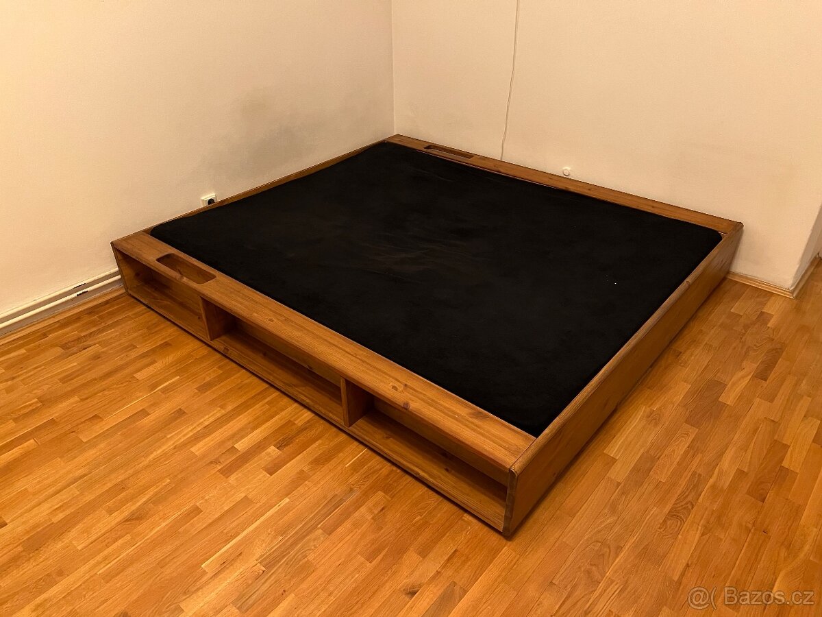 Nízká dřevěná postel