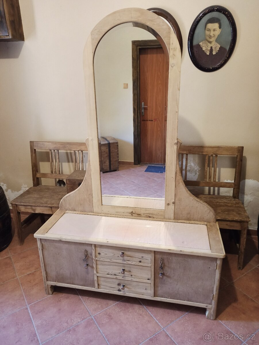starožitná toaletka