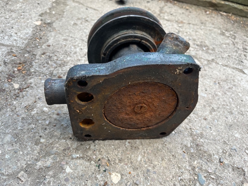 Prodám originál vodní pumpu na ZETOR25