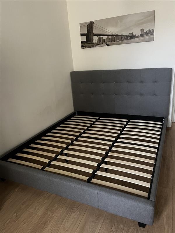 Prodám čalouněnou postel 180x200cm, cena 2 500 Kč.