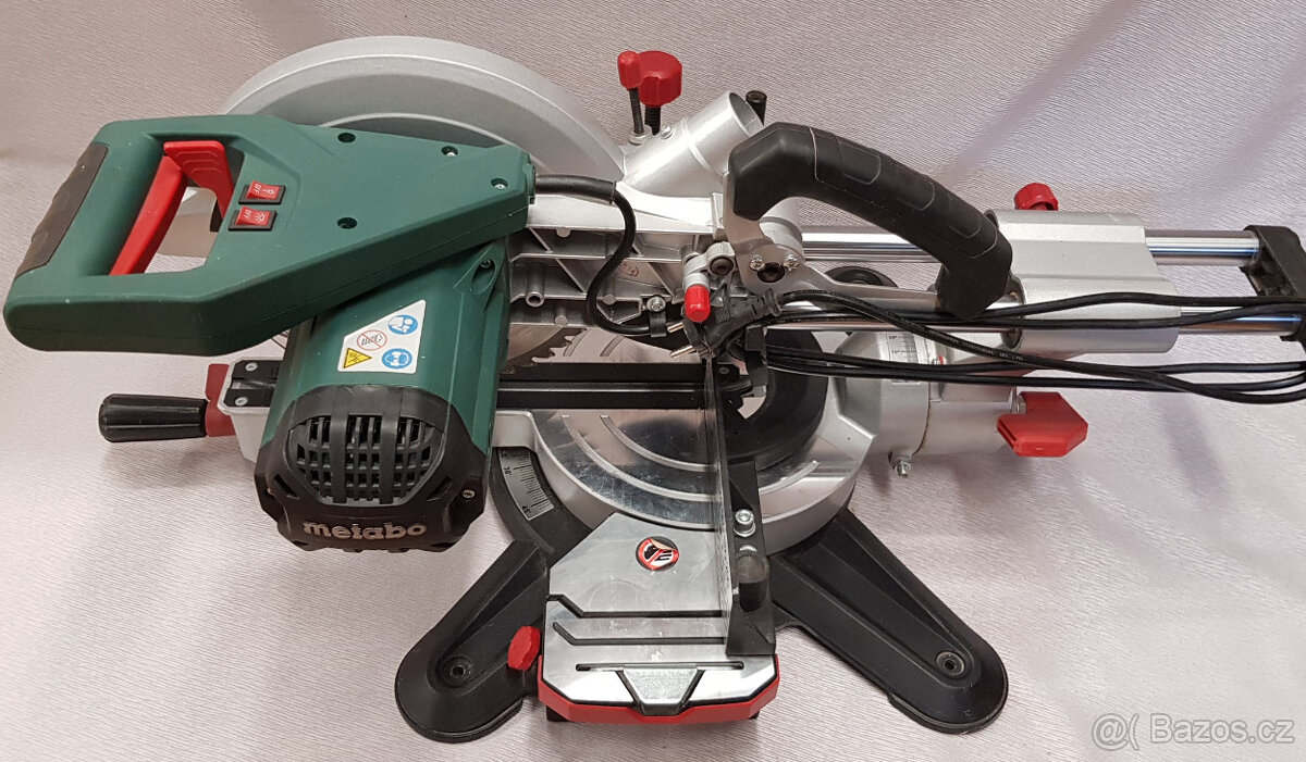 Přenosná stolní pokosová pila Metabo KGS 254 M 1800W