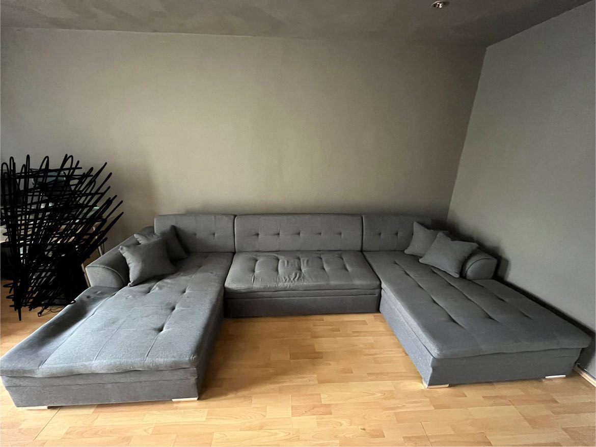 Šedý gauč
