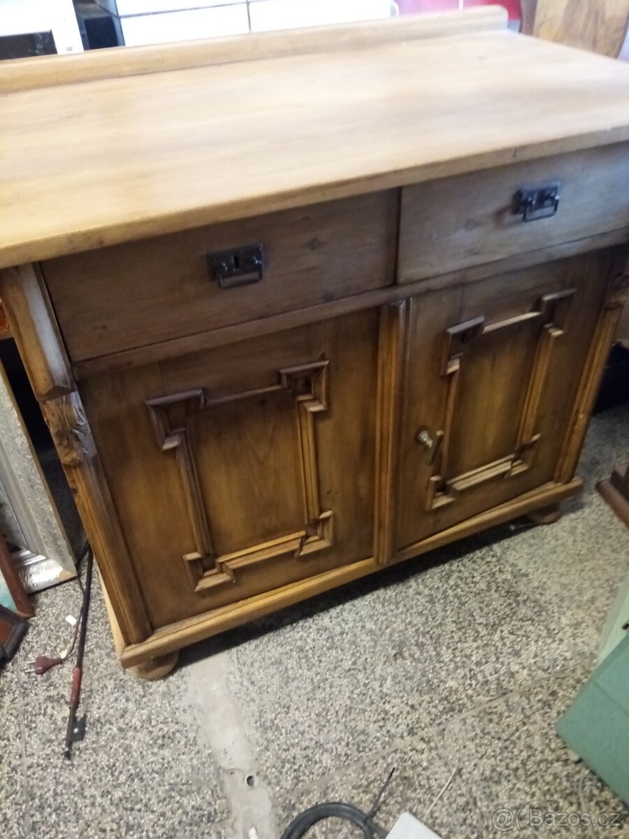 Starožitná selská skříňka