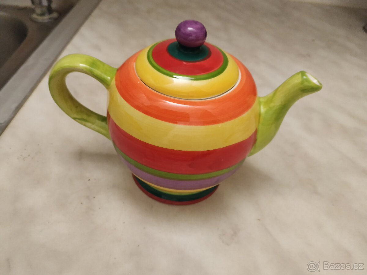 Barevná porcelánová konvička