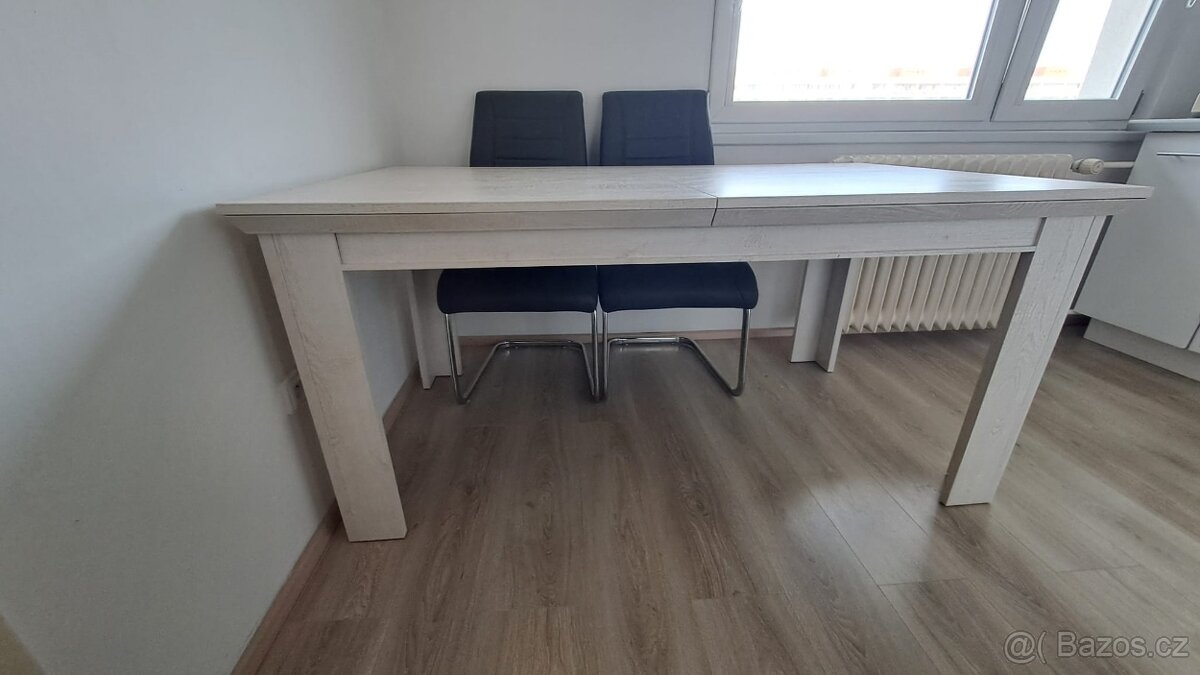 Velký rozkládací stůl do jídelny