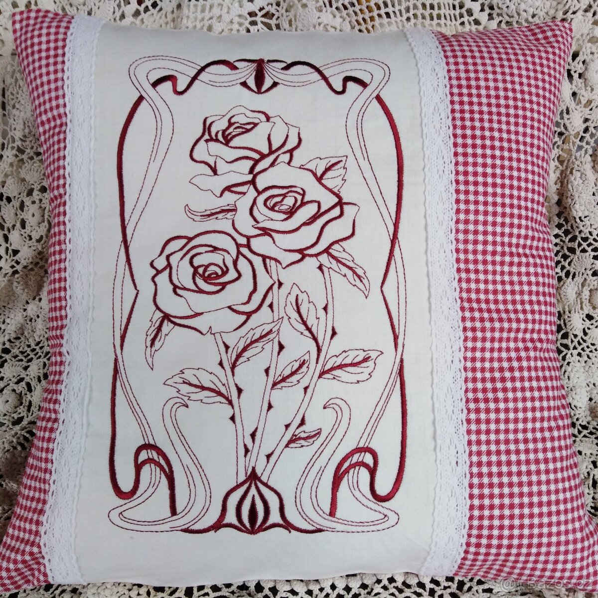 JEDINEČNÝ VYŠÍVANÝ POLŠTÁŘEK - RŮŽE - KRAJKA