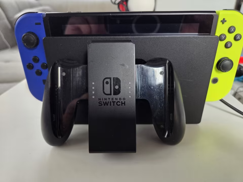 Kompletní sada Nintendo Switch – konzole + 18 her + přísluše