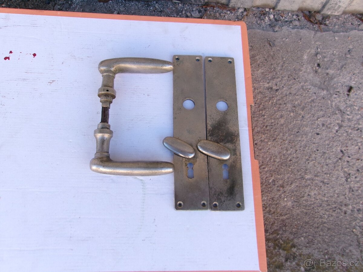staré mosazné kliky