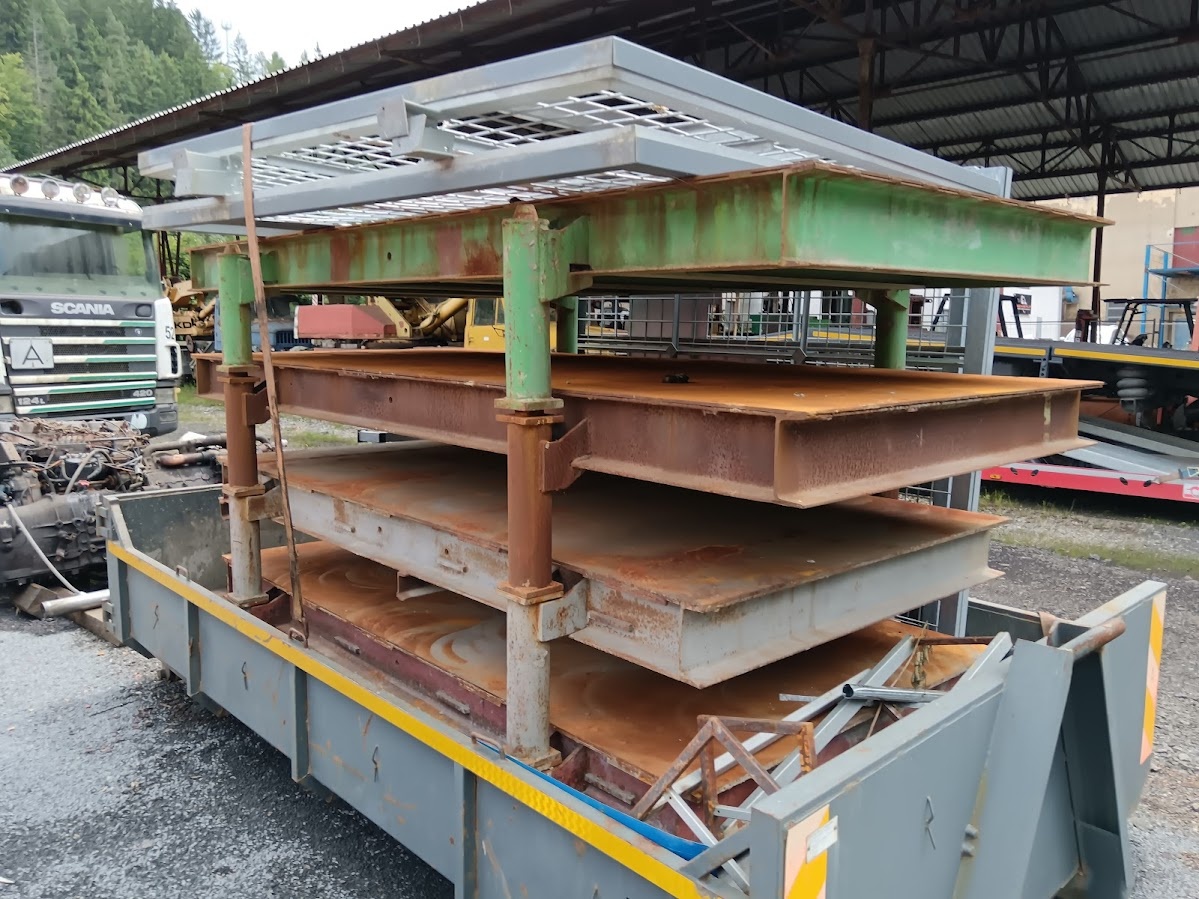 Pracovní stůl ocelový