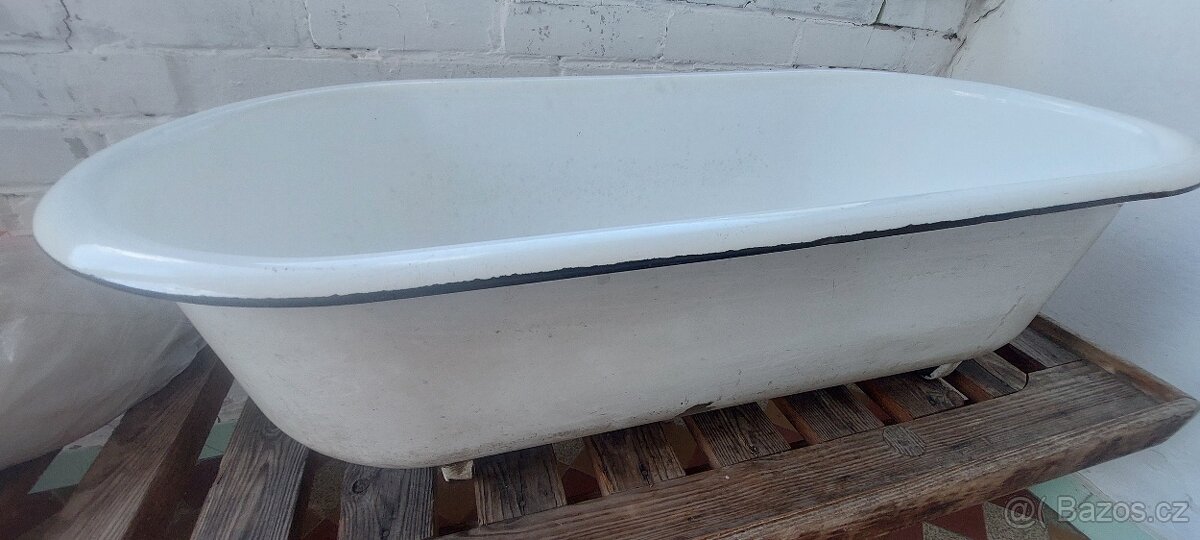 Starý lavor smaltovaný, vana