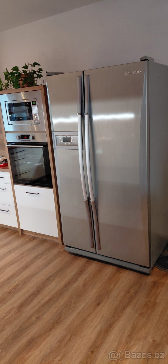 Americká lednice s mrazákem Daewoo.