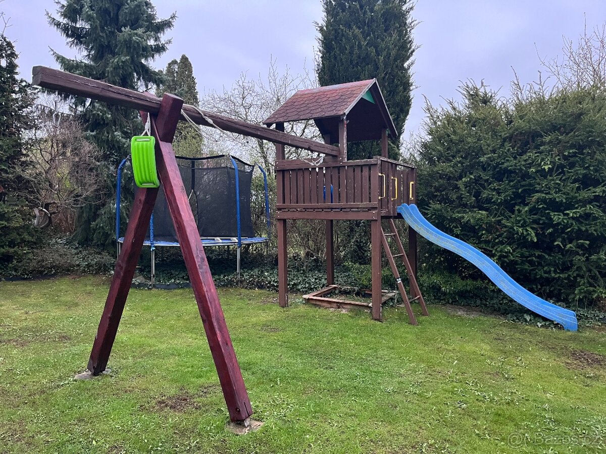 Dětský zahradní domek s houpačkou
