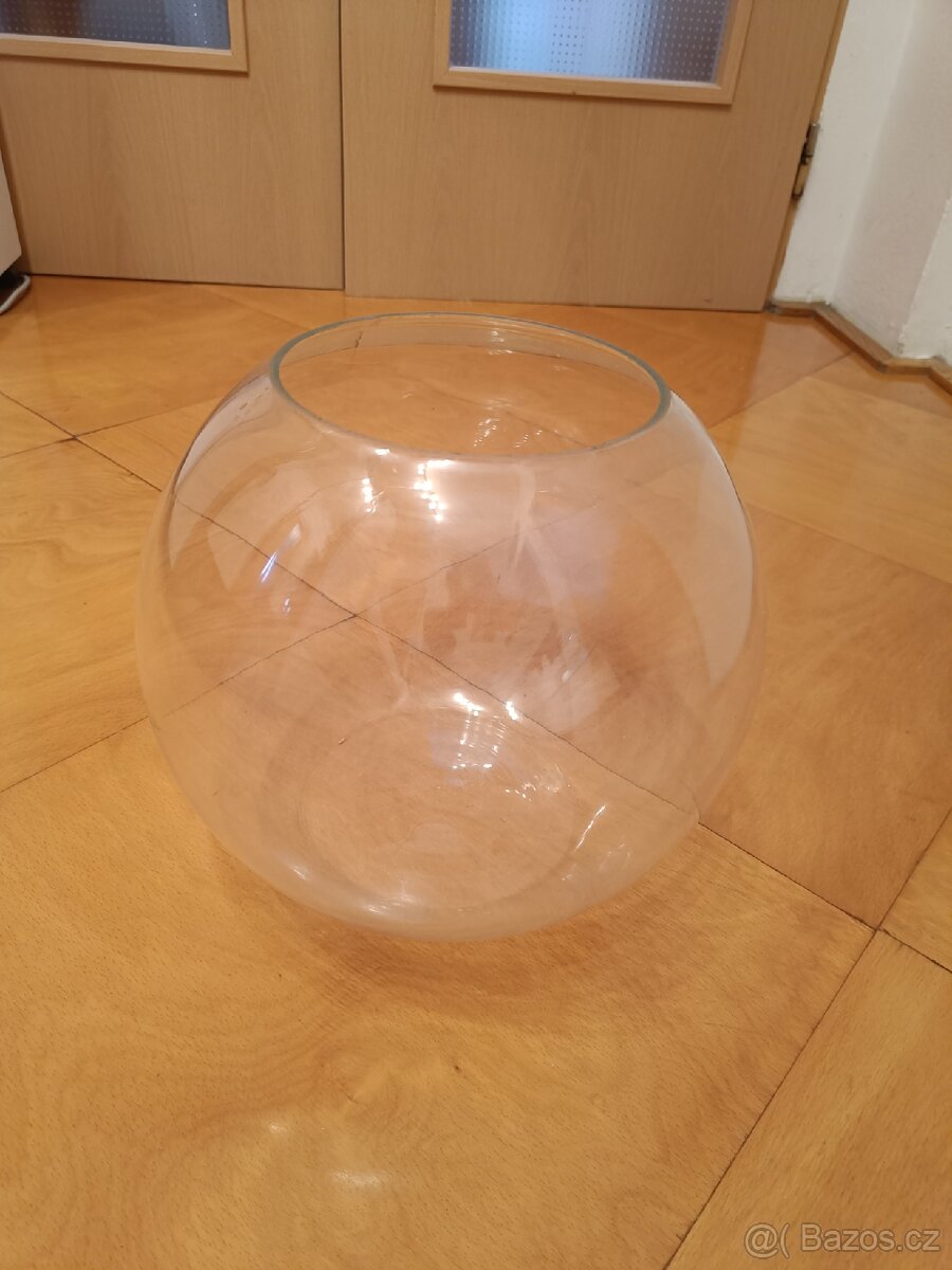 Skleněná dekorativní váza