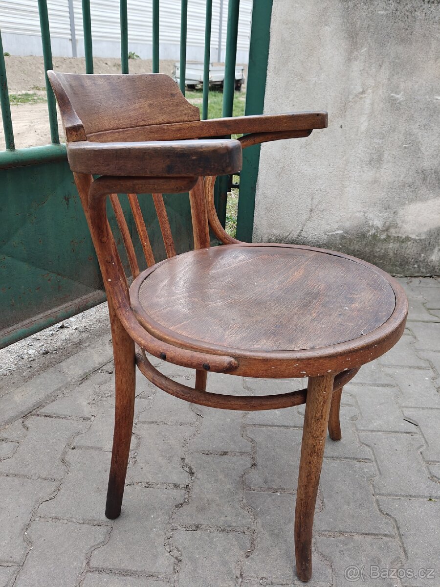 Starožitná židle s opěrkami
