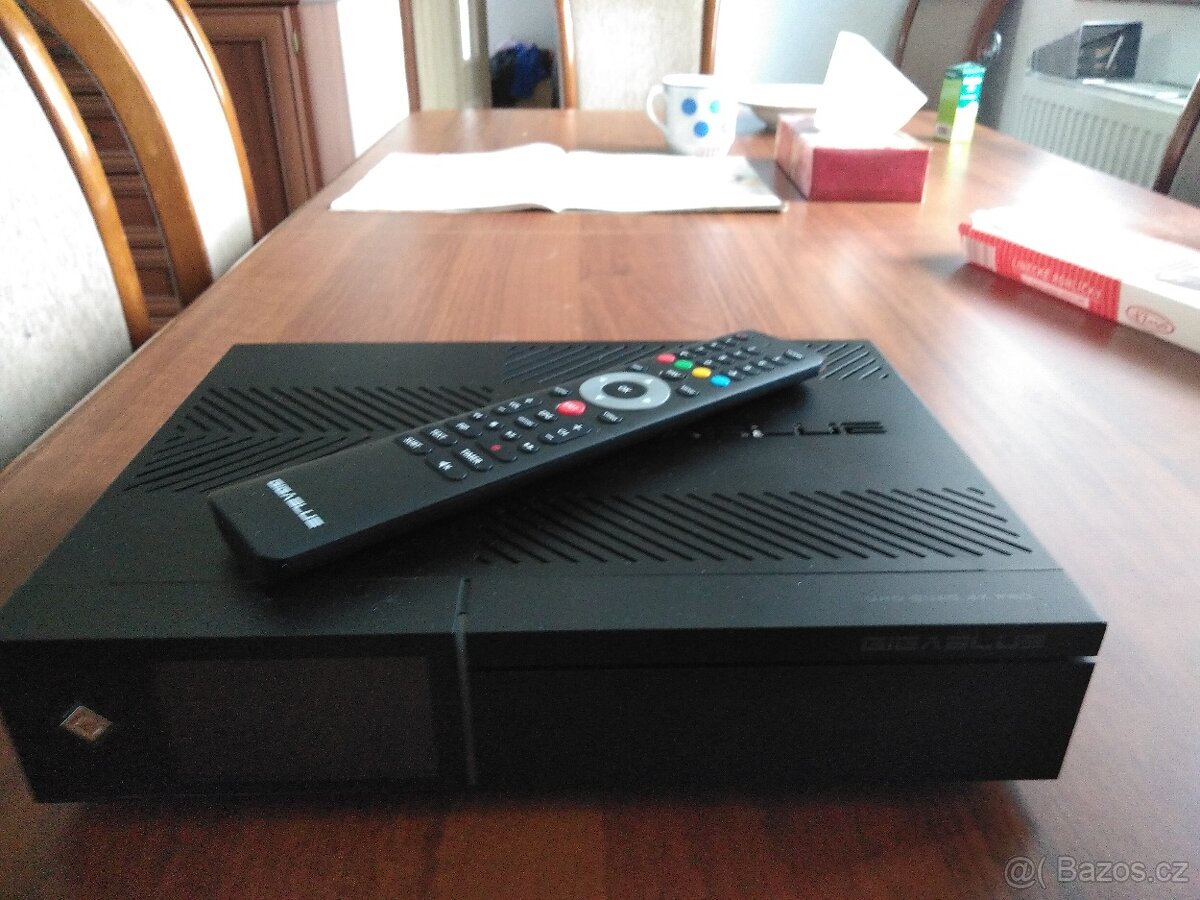 prodam satelitni prijimac giga blue4k