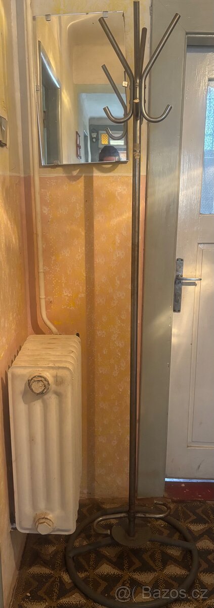 Retro kovový věšák na oblečení