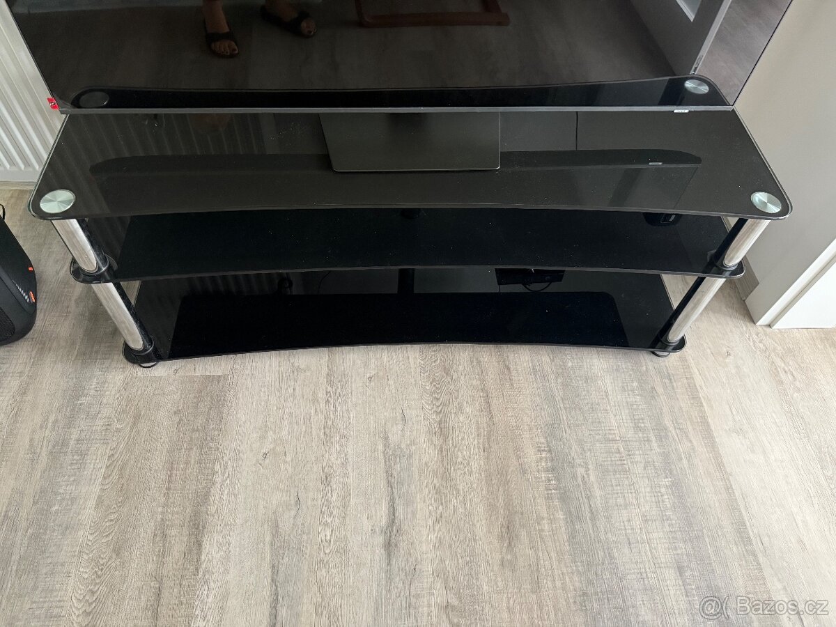 Skleněný stolek pod TV