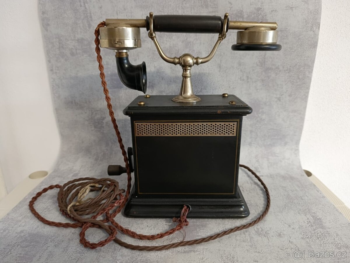 Starý historický telefon na kliku. Do sbírky.
