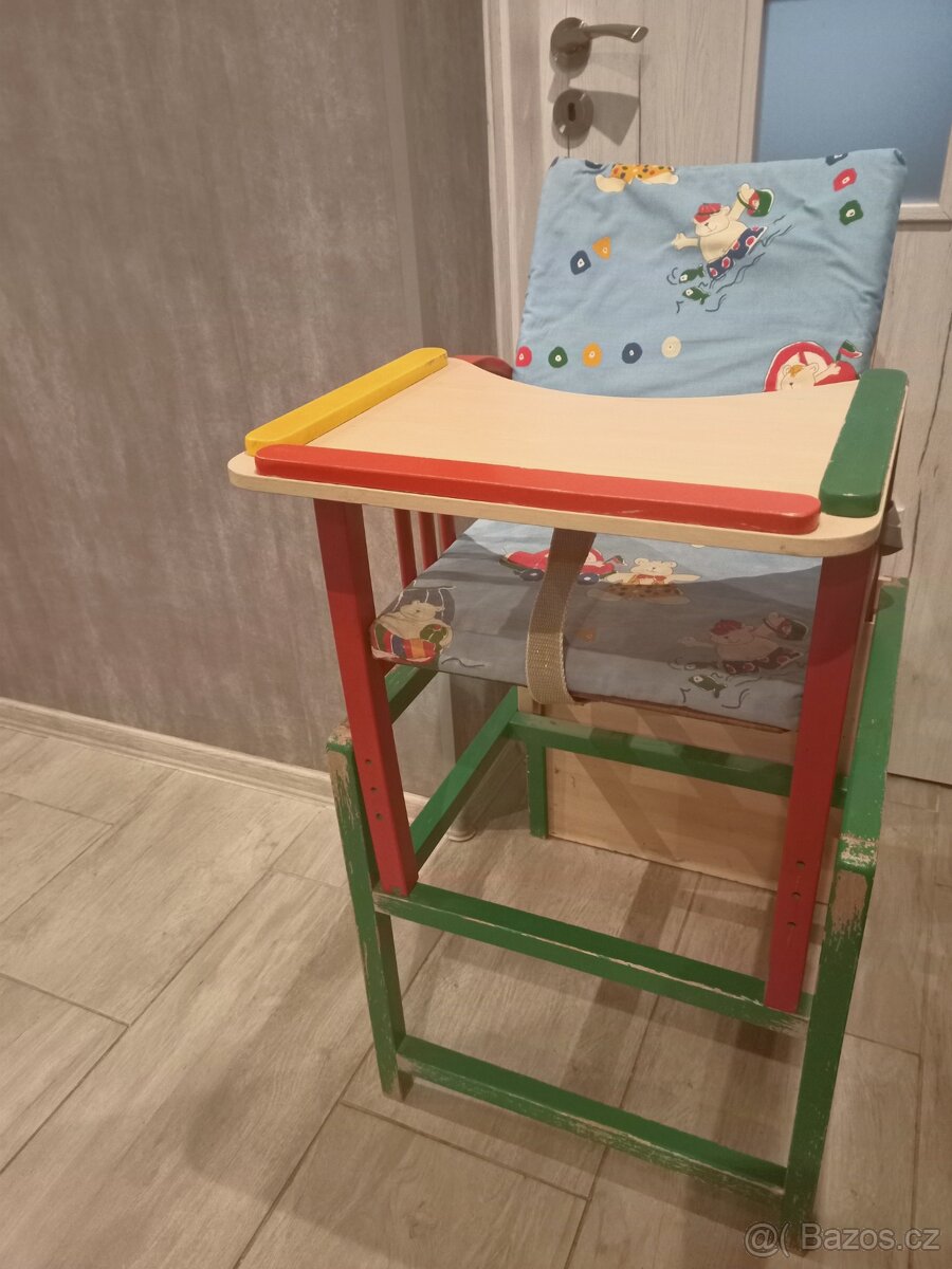 Dětská jídelní židlička dřevěná