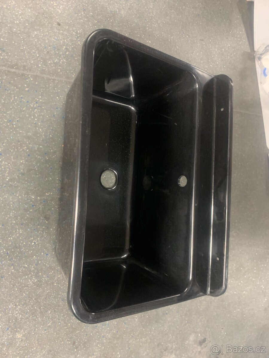 Nový Technický dřez s baterií