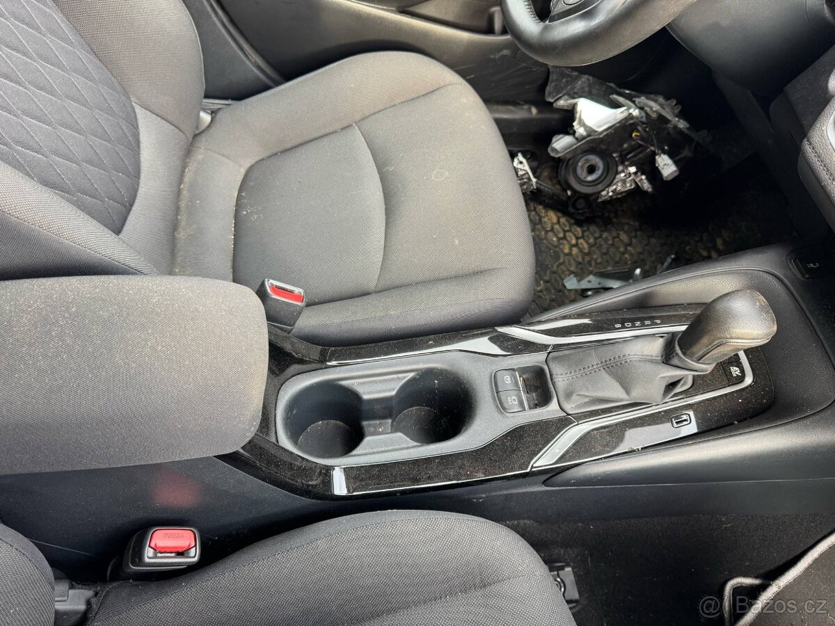 Kulisa řazení Toyota Corolla hybrid
