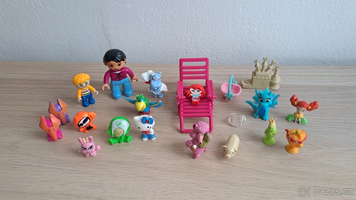 Mix různé figurky s lehátkem.
