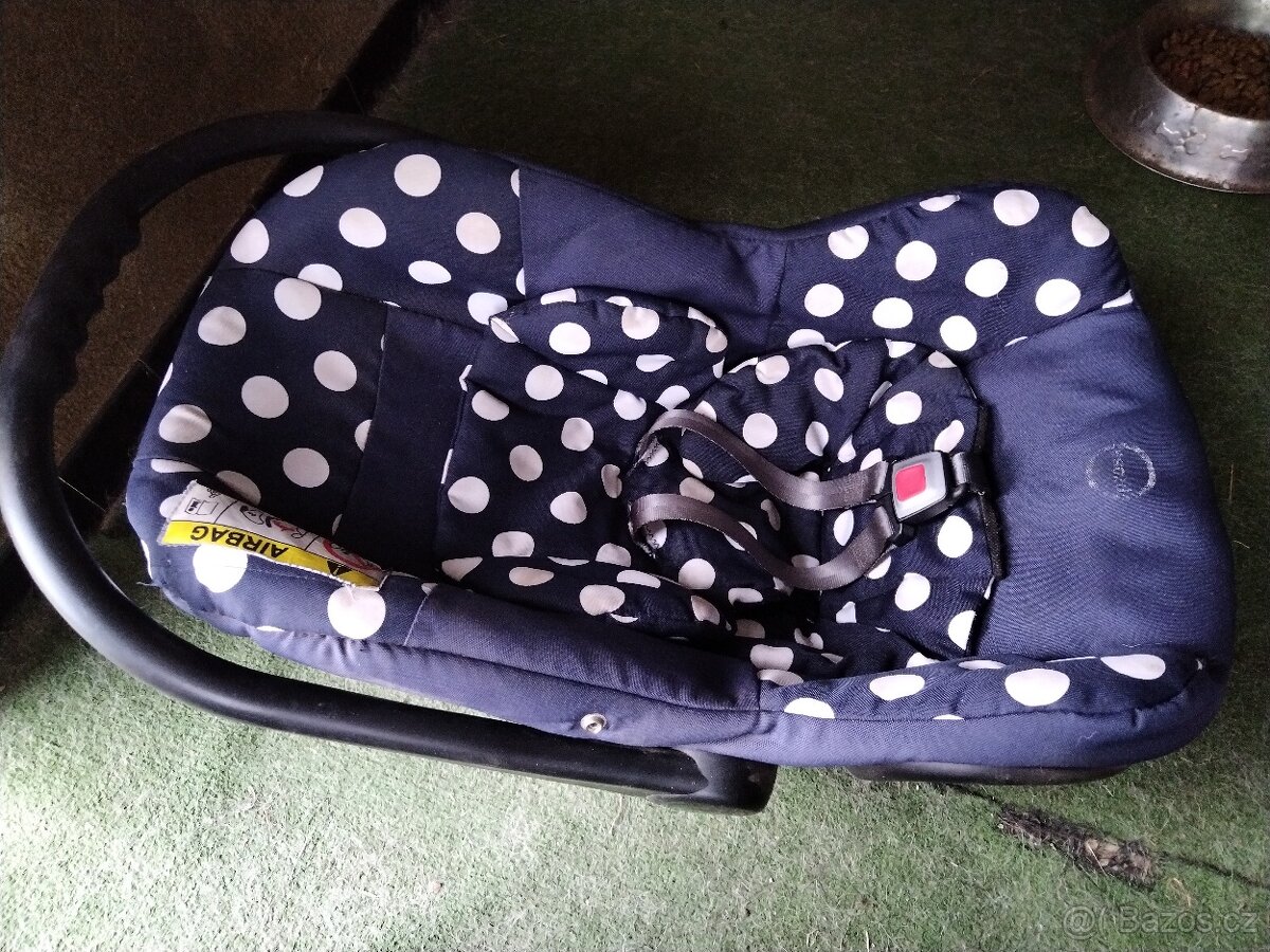 Autosedačka vajíčko + oblečení pro holčičku