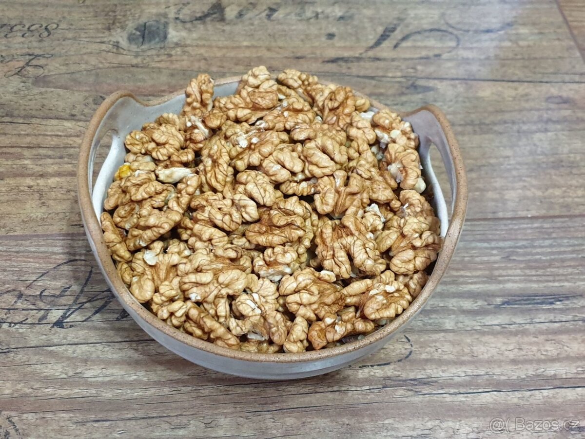 Vlašské ořechy  loupane