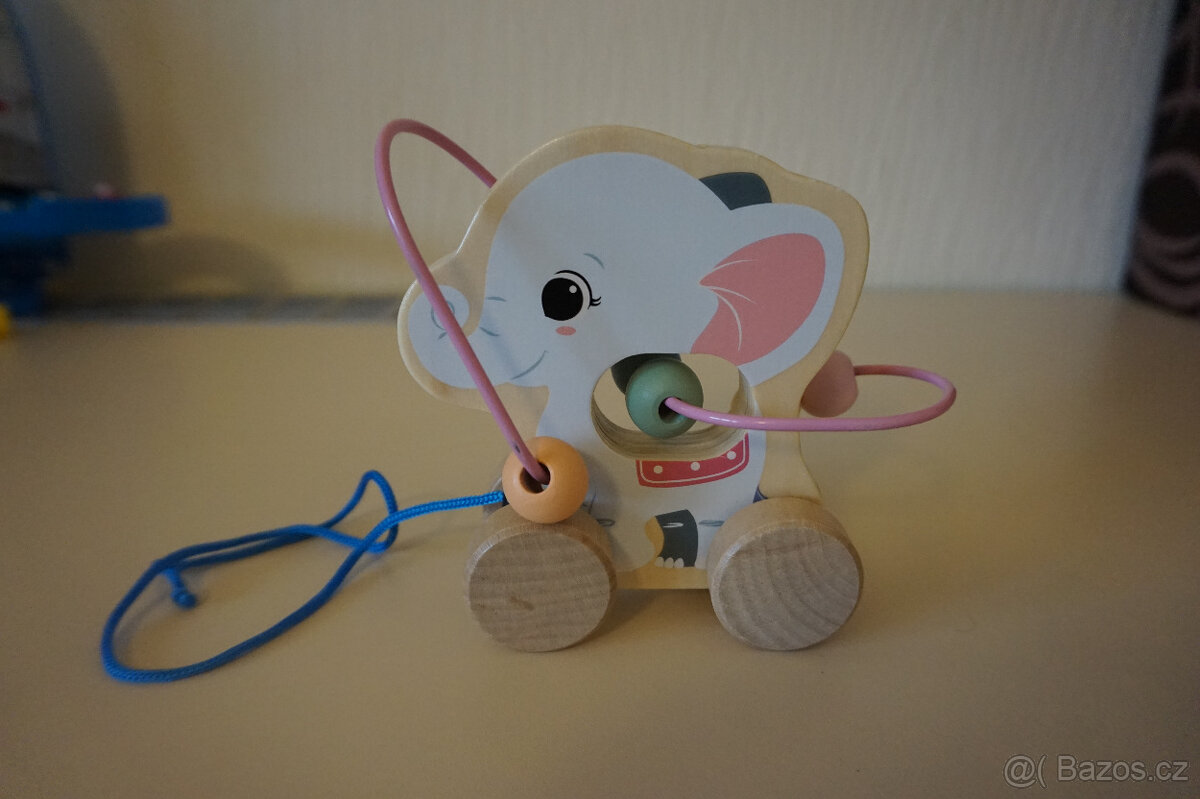 dřevěná tahací hračka slon s labyrintem