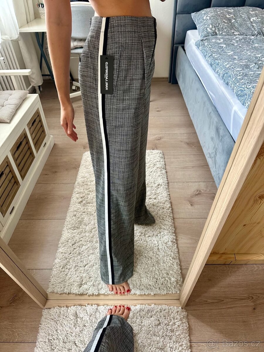 KARL LAGERFELD ŠEDOČERNÉ KALHOTY