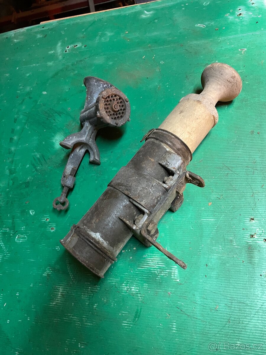 Plnička klobás, mlýnek na maso retro