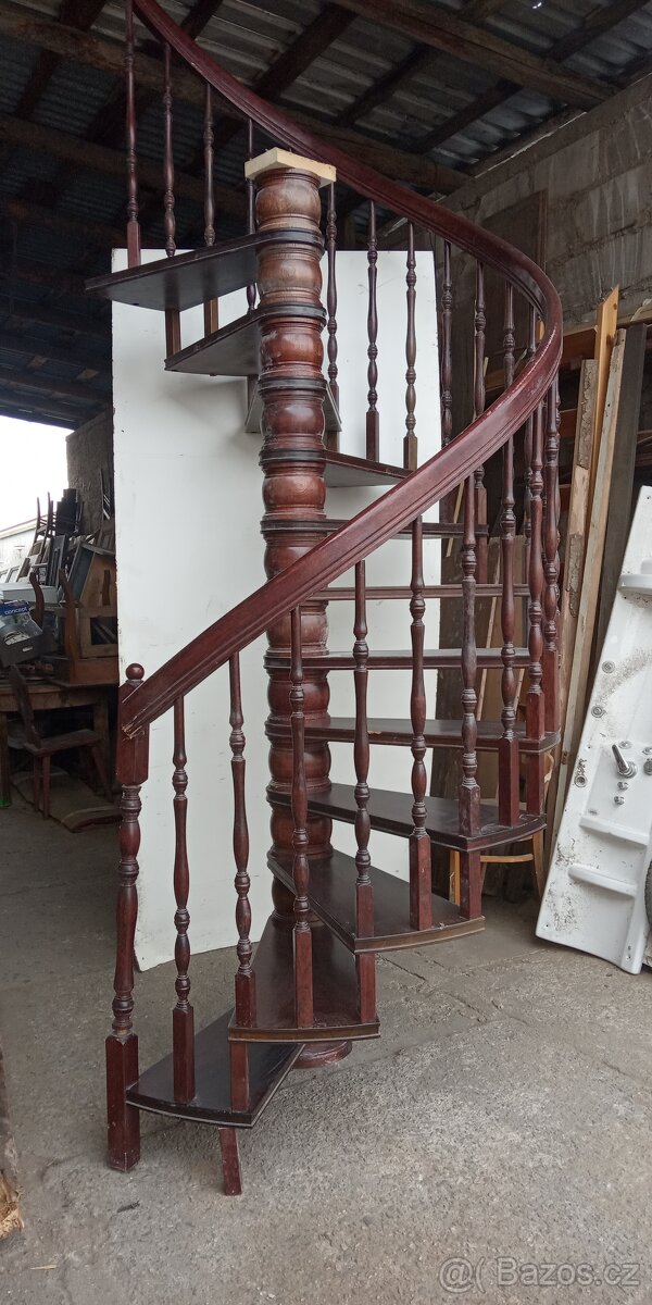 Dřevěné točité schodiště