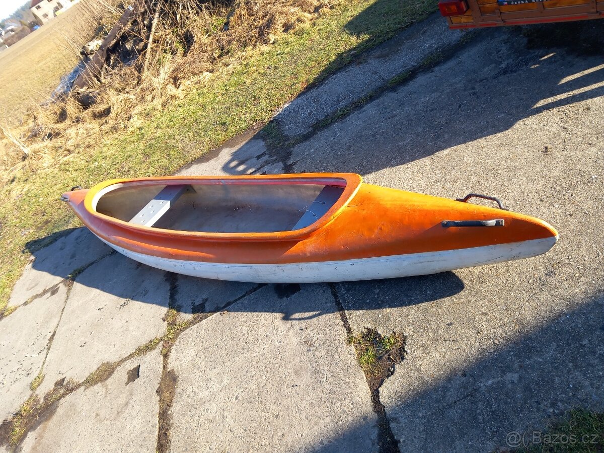 Plastová kanoe