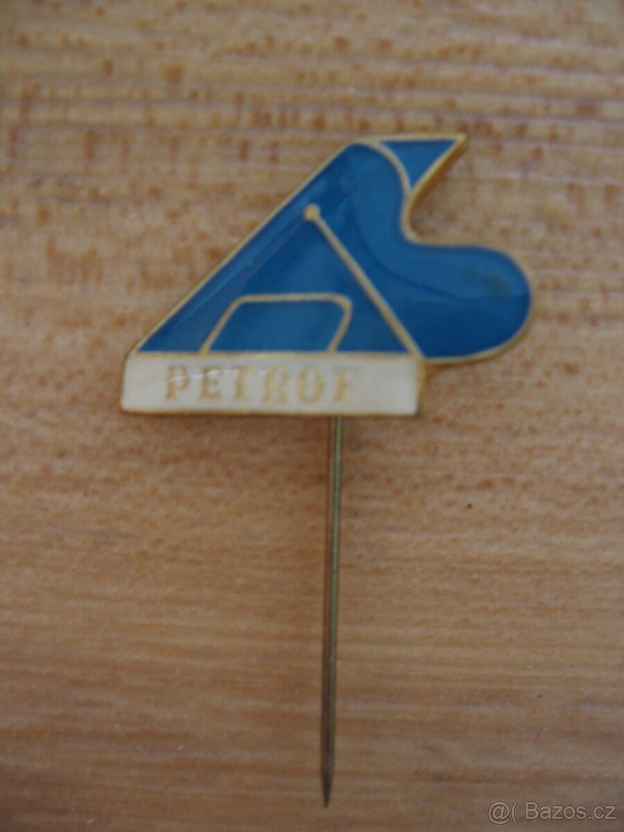Dva odznaky značky Petrof