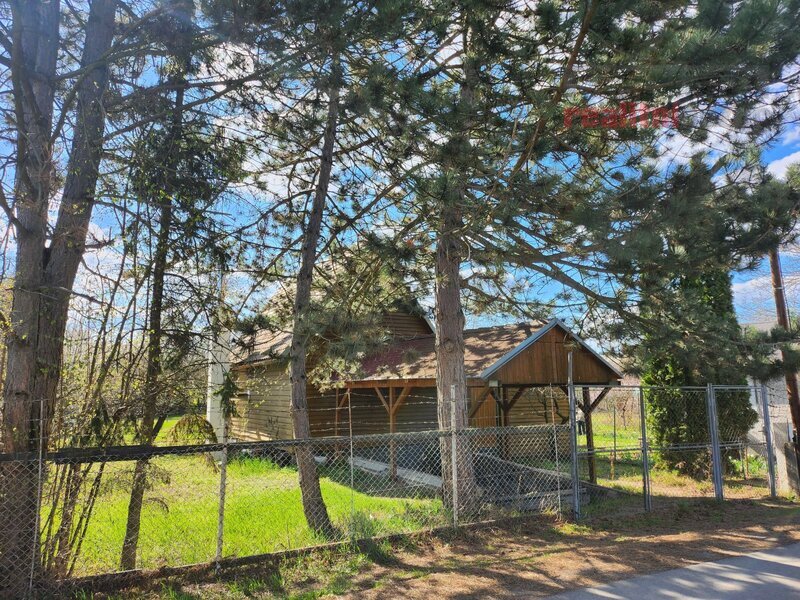 Pronájem oplocené zahrady s chatou, 941 m2, veškeré IS, udír