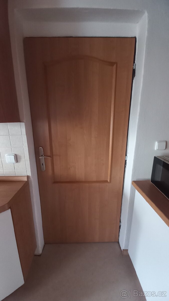 Interiérové dveře 80 pravé plné