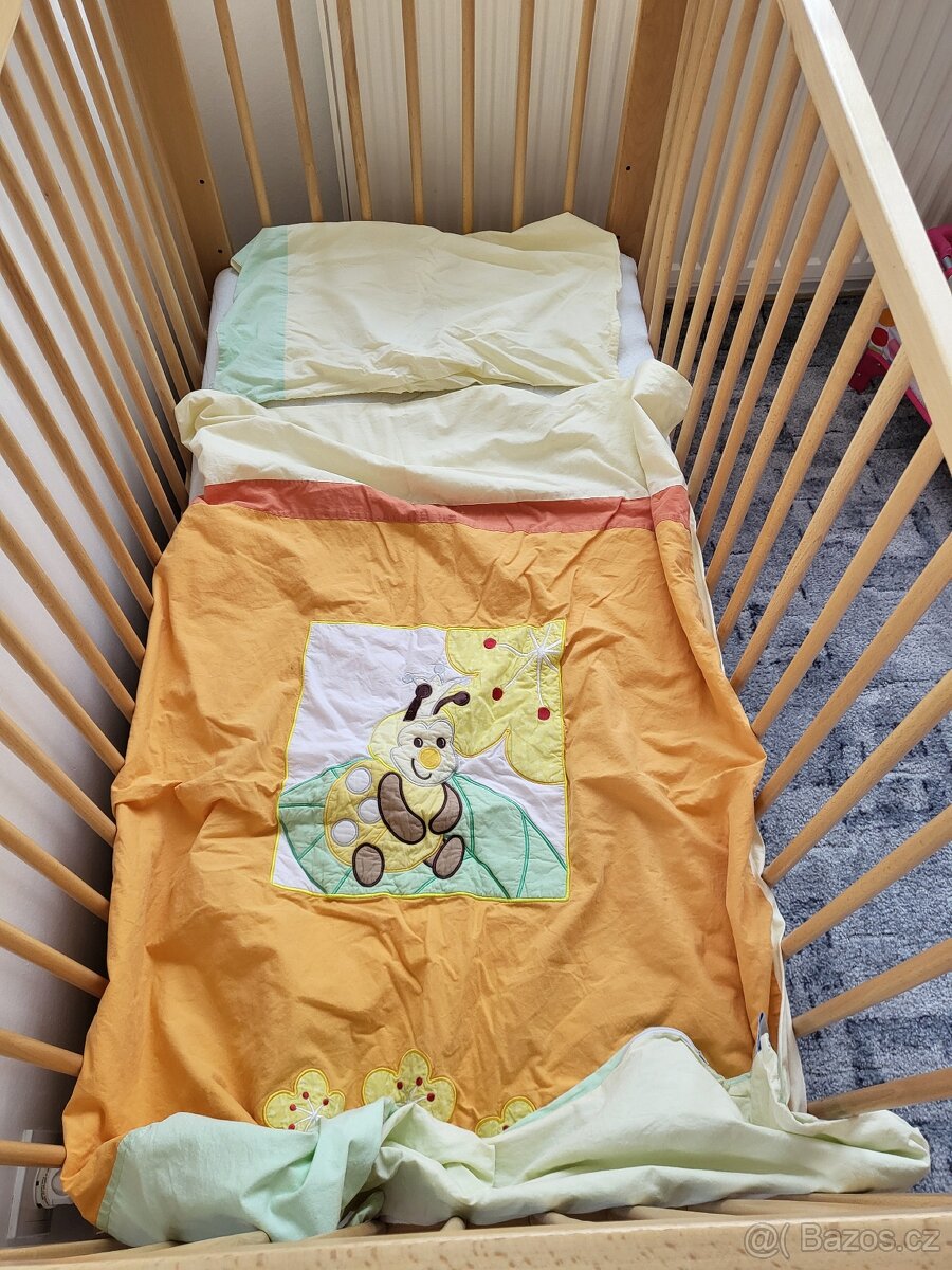 Buková postýlka na kolečkách