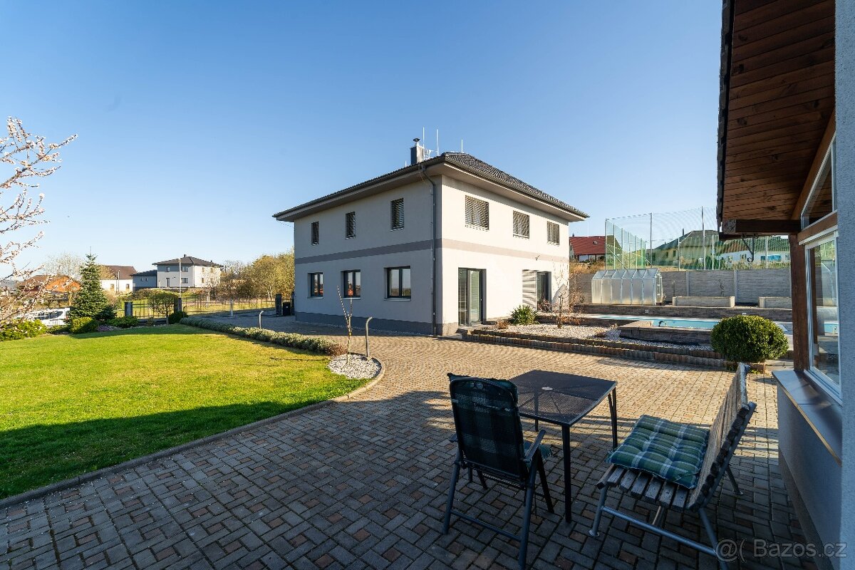 Prodej rodinného domu 261 m2, pozemek 1215 m2 v obci Tmaň