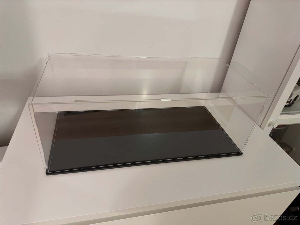 Stolní vitrína z plexiskla
