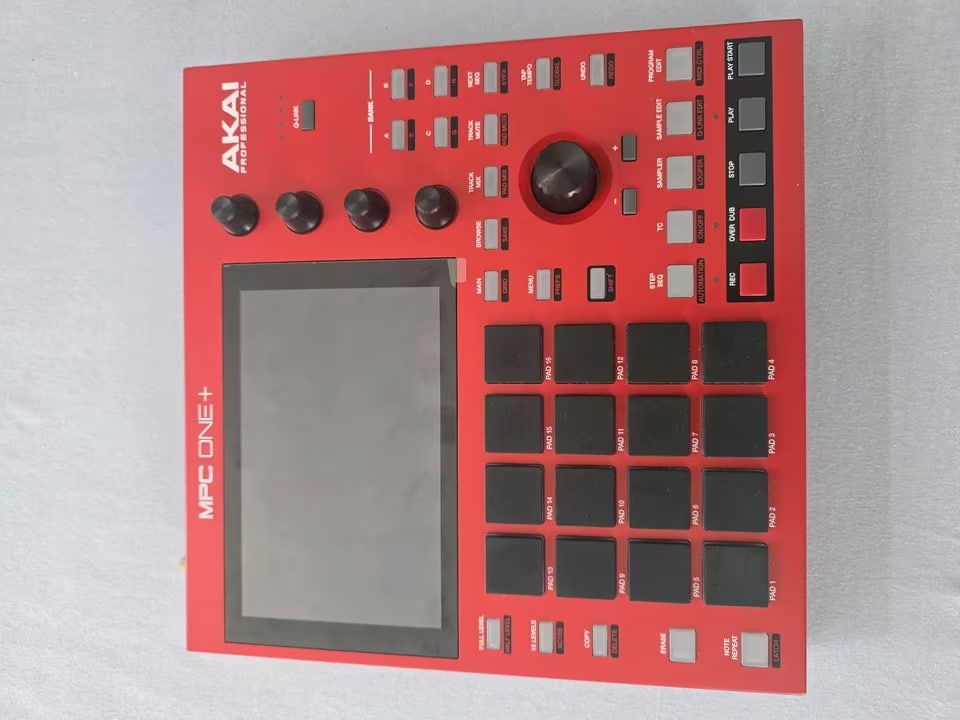 Akai MPC One+ (prakticky nový) s Decksaverem a 128 GB kartou