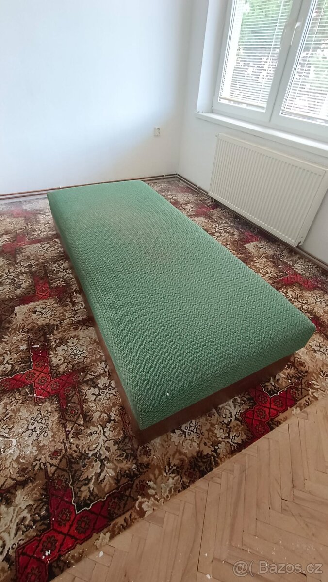 Válenda s úložným prostorem