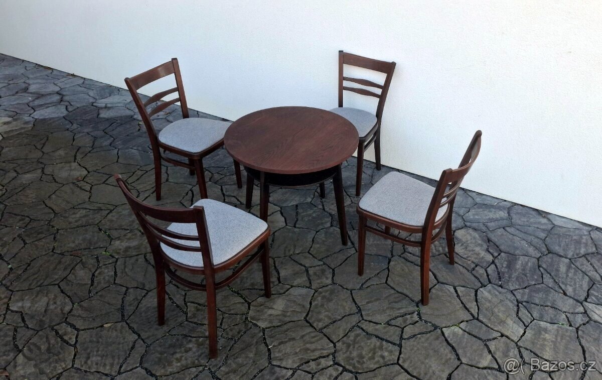 Sestava jídelních židlí a konferenčního stolku