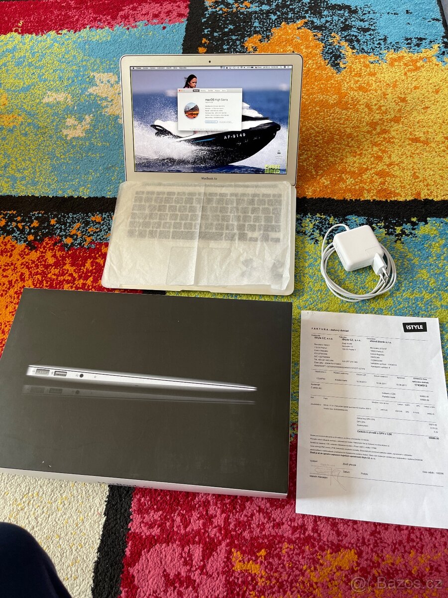 MacBook AIR 13 inch, i5 ,1.7GHz ,4GB RAM/,128GB SSD